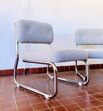 Charger l'image dans la galerie, Paire de fauteuils / Chauffeuses mid century en tissu bouclettes