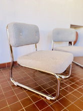 Charger l'image dans la galerie, Paire de fauteuils / Chauffeuses mid century en tissu bouclettes