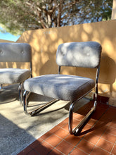 Charger l'image dans la galerie, Paire de fauteuils / Chauffeuses mid century en tissu bouclettes