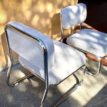 Charger l'image dans la galerie, Paire de fauteuils / Chauffeuses mid century en tissu bouclettes