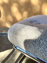 Charger l'image dans la galerie, Paire de fauteuils / Chauffeuses mid century en tissu bouclettes