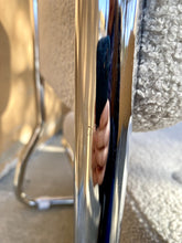 Charger l'image dans la galerie, Paire de fauteuils / Chauffeuses mid century en tissu bouclettes