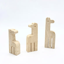Charger l'image dans la galerie, Famille de 3 girafes en travertin par Fratelli Mannelli