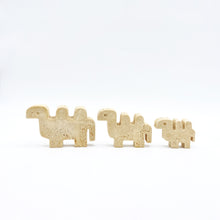 Load image into Gallery viewer, Family of 3 camels in travertine by Fratelli Mannelli