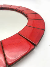 Charger l'image dans la galerie, Miroir artisanal vintage en céramique, 1970
