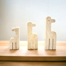Charger l'image dans la galerie, Famille de 3 girafes en travertin par Fratelli Mannelli