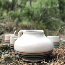 Charger l'image dans la galerie, Ensemble de 4 tasses & carafe vintage