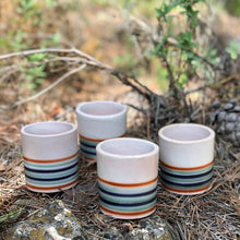 Charger l'image dans la galerie, Ensemble de 4 tasses & carafe vintage