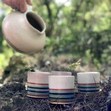 Charger l'image dans la galerie, Ensemble de 4 tasses & carafe vintage