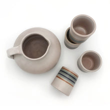 Charger l'image dans la galerie, Ensemble de 4 tasses & carafe vintage