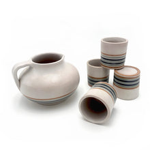 Charger l'image dans la galerie, Ensemble de 4 tasses & carafe vintage