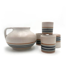 Charger l'image dans la galerie, Ensemble de 4 tasses & carafe vintage