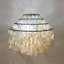 Charger l'image dans la galerie, Lustre des années 60 en pampilles de nacre dans le goût de Verner Panton