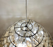 Charger l'image dans la galerie, Lustre des années 60 en pampilles de nacre dans le goût de Verner Panton