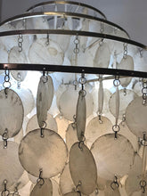 Charger l'image dans la galerie, Lustre des années 60 en pampilles de nacre dans le goût de Verner Panton