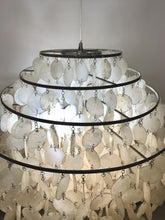 Charger l'image dans la galerie, Lustre des années 60 en pampilles de nacre dans le goût de Verner Panton