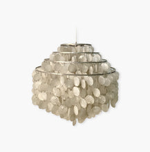 Charger l'image dans la galerie, Lustre des années 60 en pampilles de nacre dans le goût de Verner Panton