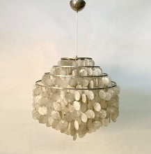 Charger l'image dans la galerie, Lustre des années 60 en pampilles de nacre dans le goût de Verner Panton