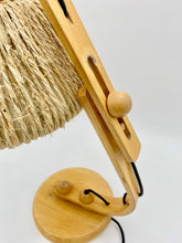 Cargar imagen en el visor de la galería, Lámpara articulada de los años 70 en madera y cuerda.