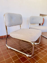 Cargar imagen en el visor de la galería, Par de sillones / sillones bajos de mediados de siglo en tejido de rizo francés