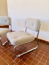 Charger l&#39;image dans la galerie, Paire de fauteuils / Chauffeuses mid century en tissu bouclettes