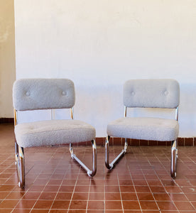 Paire de fauteuils / Chauffeuses mid century en tissu bouclettes