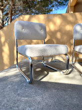 Charger l&#39;image dans la galerie, Paire de fauteuils / Chauffeuses mid century en tissu bouclettes