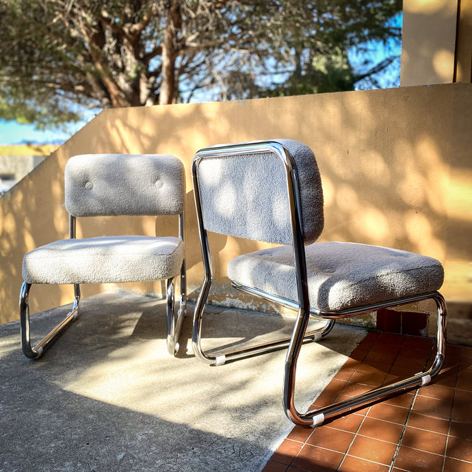 Paire de fauteuils / Chauffeuses mid century en tissu bouclettes