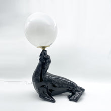 Cargar imagen en el visor de la galería, Lámpara vintage de león marino XXL de cerámica negra