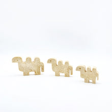 Charger l&#39;image dans la galerie, Famille de 3 chameaux en travertin par Fratelli Mannelli