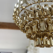 Charger l'image dans la galerie, Lustre en tubes de laiton des années 60, attribué à Sciolari