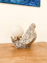 Charger l'image dans la galerie, Lampe oiseau "colombe" vintage en céramique mouchetée, 1970