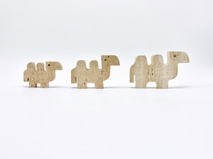 Famille de 3 chameaux en travertin par Fratelli Mannelli
