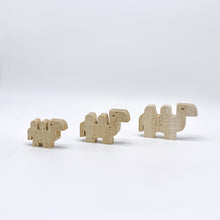 Cargar imagen en el visor de la galería, Familia de 3 camellos en travertino de Fratelli Mannelli