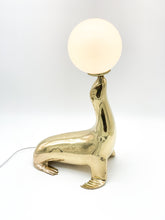 Load image into Gallery viewer, Lampe otarie vintage en laiton