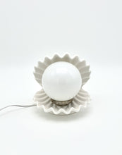Charger l&#39;image dans la galerie, Lampe coquillage vintage en céramique blanche