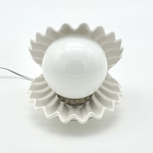 Cargar imagen en el visor de la galería, Lámpara vintage de concha de cerámica blanca