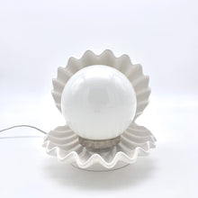 Charger l&#39;image dans la galerie, Lampe coquillage vintage en céramique blanche