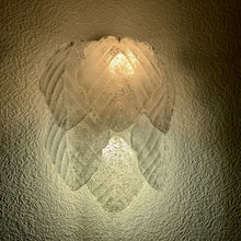 Cargar imagen en el visor de la galería, Lámpara de pared con forma de hoja de cristal de Murano, 1970