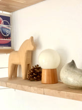Charger l&#39;image dans la galerie, Lampe avec socle en bois et globe, années 70