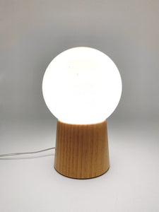 Lámpara con base de madera y globo, años 70