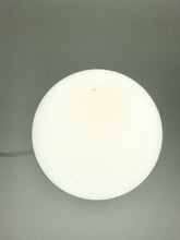 Charger l&#39;image dans la galerie, Lampe avec socle en bois et globe, années 70