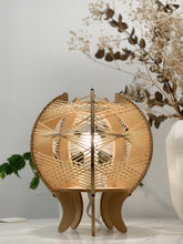 Cargar imagen en el visor de la galería, Lámpara de madera escandinava e hilo de los años 60