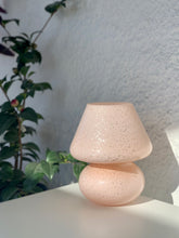 Charger l&#39;image dans la galerie, Lampe champignon rose et paillettes métallisées incrustées, 1970
