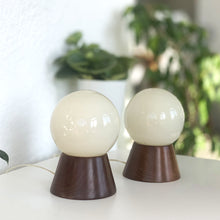 Load image into Gallery viewer, Pair of lamps with wooden bases and globe, 70s
