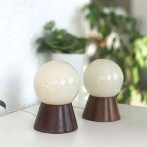 Paire de lampes avec socles en bois et globe, années 70