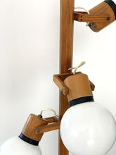 Cargar imagen en el visor de la galería, Lámpara de pie de madera de los años 70