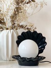 Cargar imagen en el visor de la galería, Lámpara de concha vintage de cerámica negra