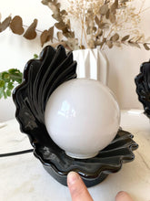 Cargar imagen en el visor de la galería, Lámpara de concha vintage de cerámica negra