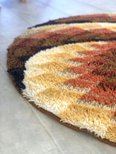 Load image into Gallery viewer, Round vintage carpet 170cm